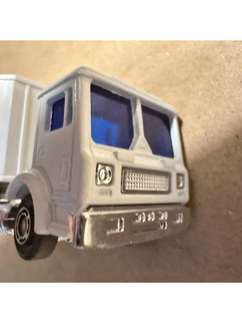 Shinsei Mini Undecorated White 1:91 Scale Mack Van Trailer
